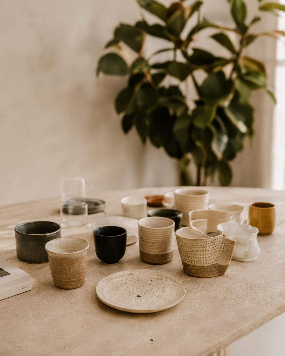Mesa com objetos decorativos e café